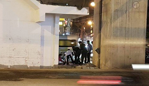 Nam thanh niên rơi từ đường sắt trên cao Cát Linh - Hà Đông xuống đường