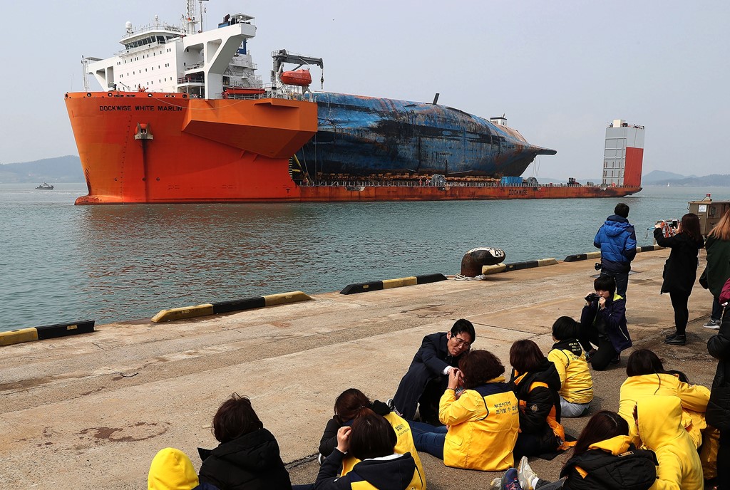 Chiều 31/3, phà Sewol đã về đến bến cảng ở Mokpo, tây nam Hàn Quốc, 1080 ngày sau khi chìm ở vùng biển đảo Jindo 3 năm trước. Korea Times cho biết rất nhiều người thân các nạn nhân đã có mặt tại cảng từ sớm để đón con phà. Ảnh: Getty.