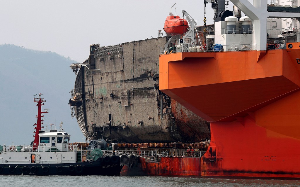 Hành trình vận chuyển phà Sewol từ địa điểm trục vớt về cảng Mokpo kéo dài 6 tiếng trong điều kiện thời tiết thuận lợi. Trước đó, phà được trục vớt từ độ sâu 40 m trong vòng 4 ngày.