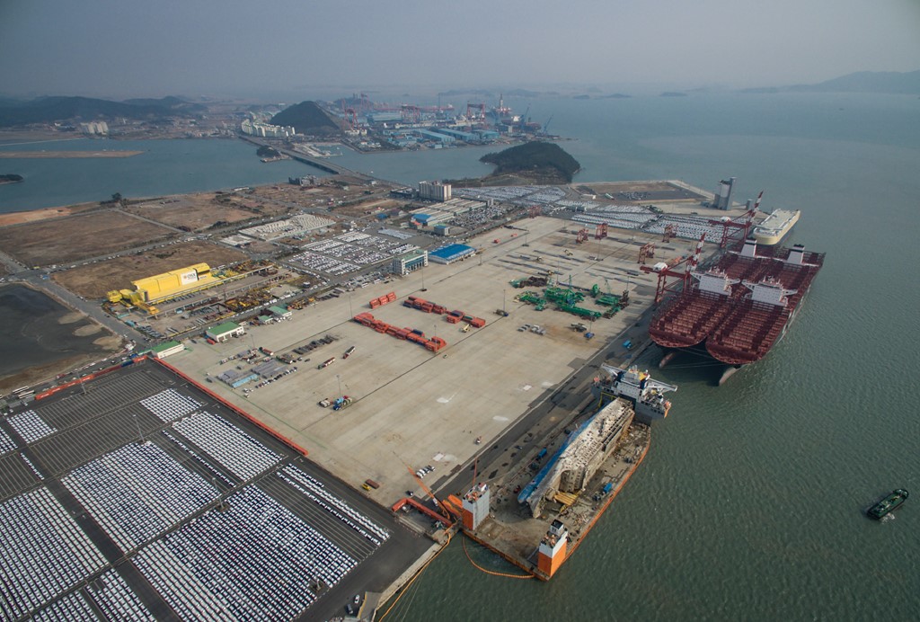 Theo dự kiến, nhà chức trách mất một tuần để dỡ xác phà Sewol từ tàu vận tải và đưa lên bờ. Tuy nhiên, việc này được cho là sẽ gặp nhiều khó khăn do trọng lượng quá lớn của phà Sewol cũng như điều kiện sóng biển.  
