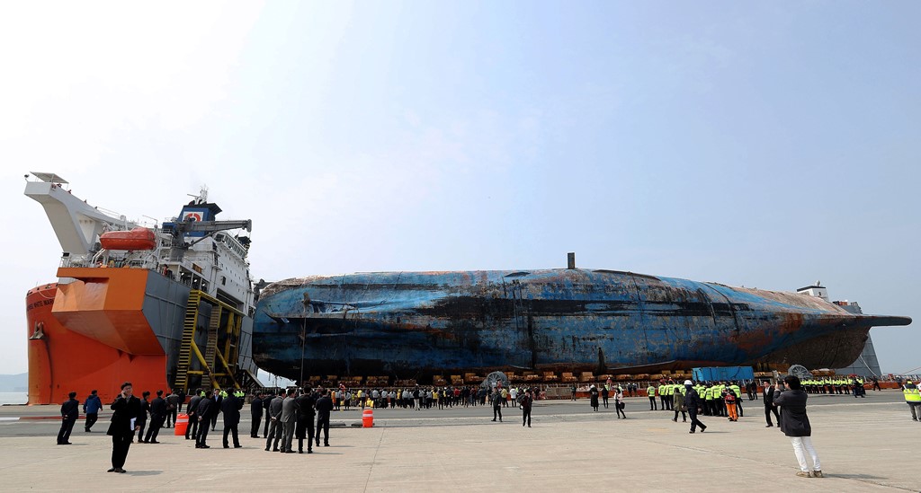 Đưa Phà Sewol vào bờ sau 1.080 ngày chìm dưới đáy biển