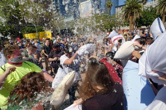 Hàng trăm người tạo &quot;cơn mưa tuyết&quot; tại Los Angeles!