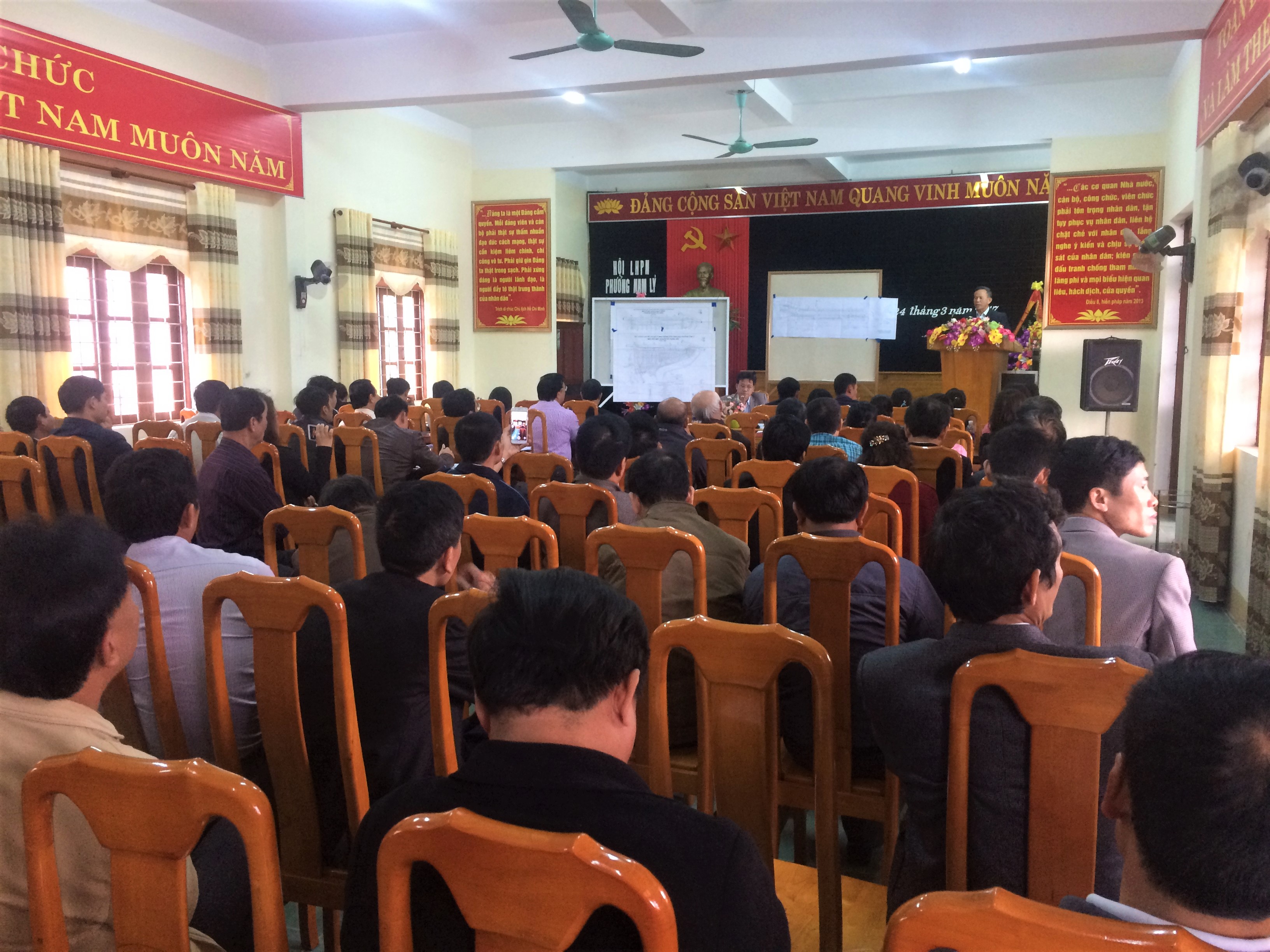 UBND phường Nam Lý tổ chức họp dân sau khi đập phá vội vàng, tại đây, Chủ tịch và Phó chủ tịch UBND phường đã xin lỗi người dân bị đập phá công trình trước nhà 
