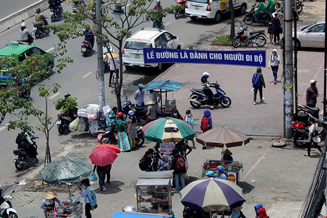 Chùm ảnh băng rôn &quot;giành&quot; vỉa hè đi bộ bị vô hiệu hóa