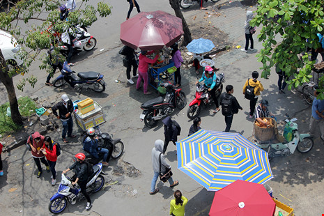 Mỗi khi sinh viên tan học, vỉa hè tuyến đường này trở nên lộn xộn với hàng rong và xe máy phóng lên vỉa hè.