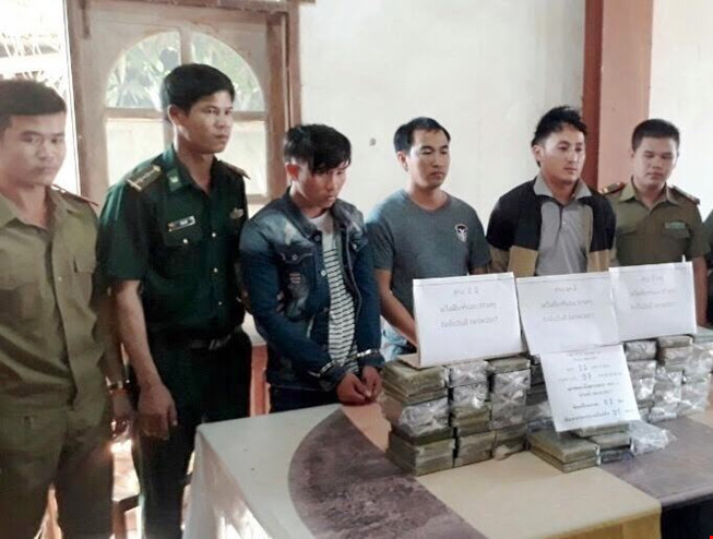 Bắt xe Land Cruiser chở 97 bánh heroin