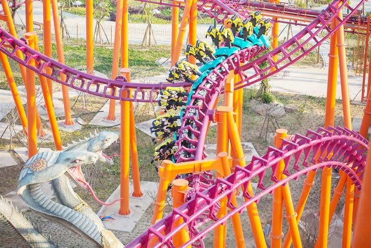 Queen Cobra sẽ đưa 20 người chơi lên độ cao 34m rồi lao xuống tự do với tốc độ 80km/h qua 5 vòng xoắn 360 không ngừng nghỉ.