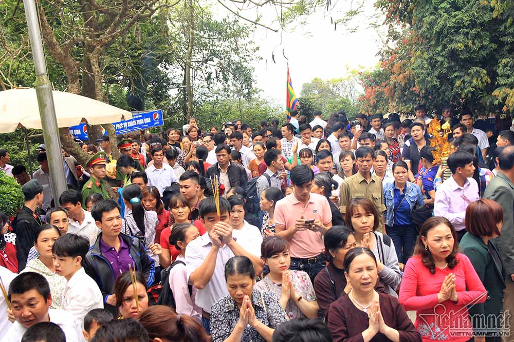 Biển người đổ về đền Hùng trước giờ G