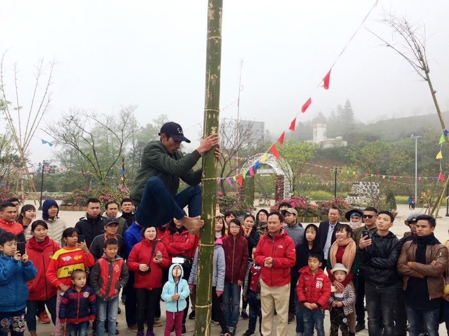 Hay háo hức “thử sức” với các trò chơi dân gian miền Tây Bắc như đánh đu, nhảy sạp, leo cột mỡ, bịt mắt đánh trồng,… Những tiếng cười giòn tan thích thú vang lên rộn rã cả không gian núi rừng.