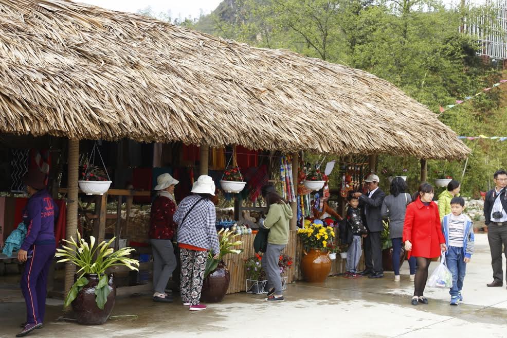 Sau chuyến vui chơi đầy thú vị, du khách đều không quên ghé gian hàng văn hóa Tây Bắc để mua những sản vật trong các phiên chợ vùng cao làm quà lưu niệm cho người thân và lưu giữ lại những kỷ vật cho chuyến đi đáng nhớ này. Còn chần chờ gì nữa mà không theo chân các tín đồ du lịch tới Fansipan Legend hẹn hò với đỗ quyên ngay bây giờ, để thỏa mãn mọi giác quan và cảm xúc của bạn.