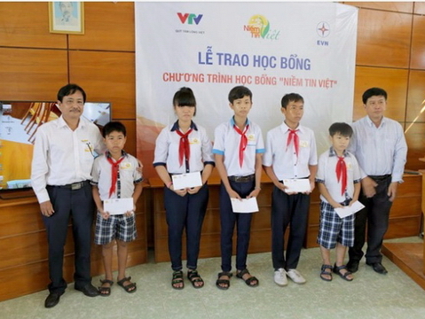 Học bổng Niềm Tin Việt chia sẻ khó khăn cùng học sinh nghèo vượt khó miền Trung