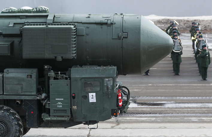 Hệ thống tên lửa đạn đạo xuyên lục địa RS-24 Yars: RS-24 Yars là một trong những loại tên lửa nhanh nhất thế giới, có biệt danh là “Con trai của Satan”. RS-24 Yars (NATO gọi là SS-29) có khả năng mang nhiều đầu đạn hạt nhân và được thiết kế để tránh các hệ thống phòng thủ tên lửa ở tầm phóng lên tới 12.000 km. Loại tên lửa này có thể mang tối đa 6 đầu đạn, với mỗi đầu đạn có thể bắn các mục tiêu khác nhau.