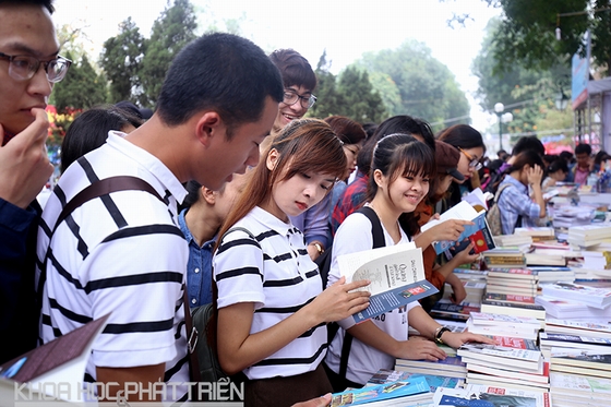Lượng khách đến ngày hội sách khá đông.