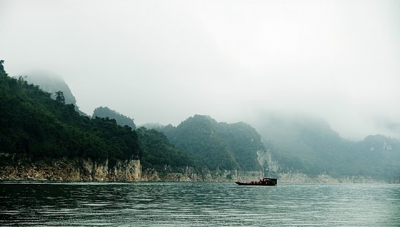 Được ví như là “Hạ Long thu nhỏ” của Tây Bắc, Thung Nai sẽ không khiến bạn thất vọng.
