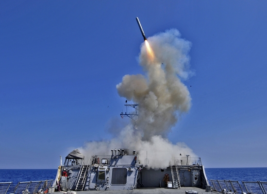 Tên lửa Tomahawks do tập đoàn tên lửa Raytheon có trụ sở ở Tucson, Mỹ, phát triển và chế tạo. Chi phi của nó ước tính từ 607.000 USD đến 1,4 triệu USD hoặc hơn nữa.