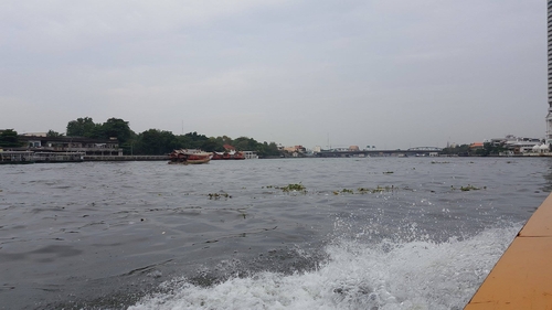 Bangkok được đan xen bằng hệ thống các kênh vào thế kỷ thứ 19 nên thủ đô này được mệnh danh là “Venice phương đông”. Sông Chao Phraya(sông của các vị vua) – con sông lớn ở Thái Lan, và các kênh còn tồn tại đến ngày nay phác thảo những họa tiết đáng nhớ về lối sống truyền thống phát sinh từ vùng sông nước vẫn còn lưu giữ được sau hàng thế kỷ.