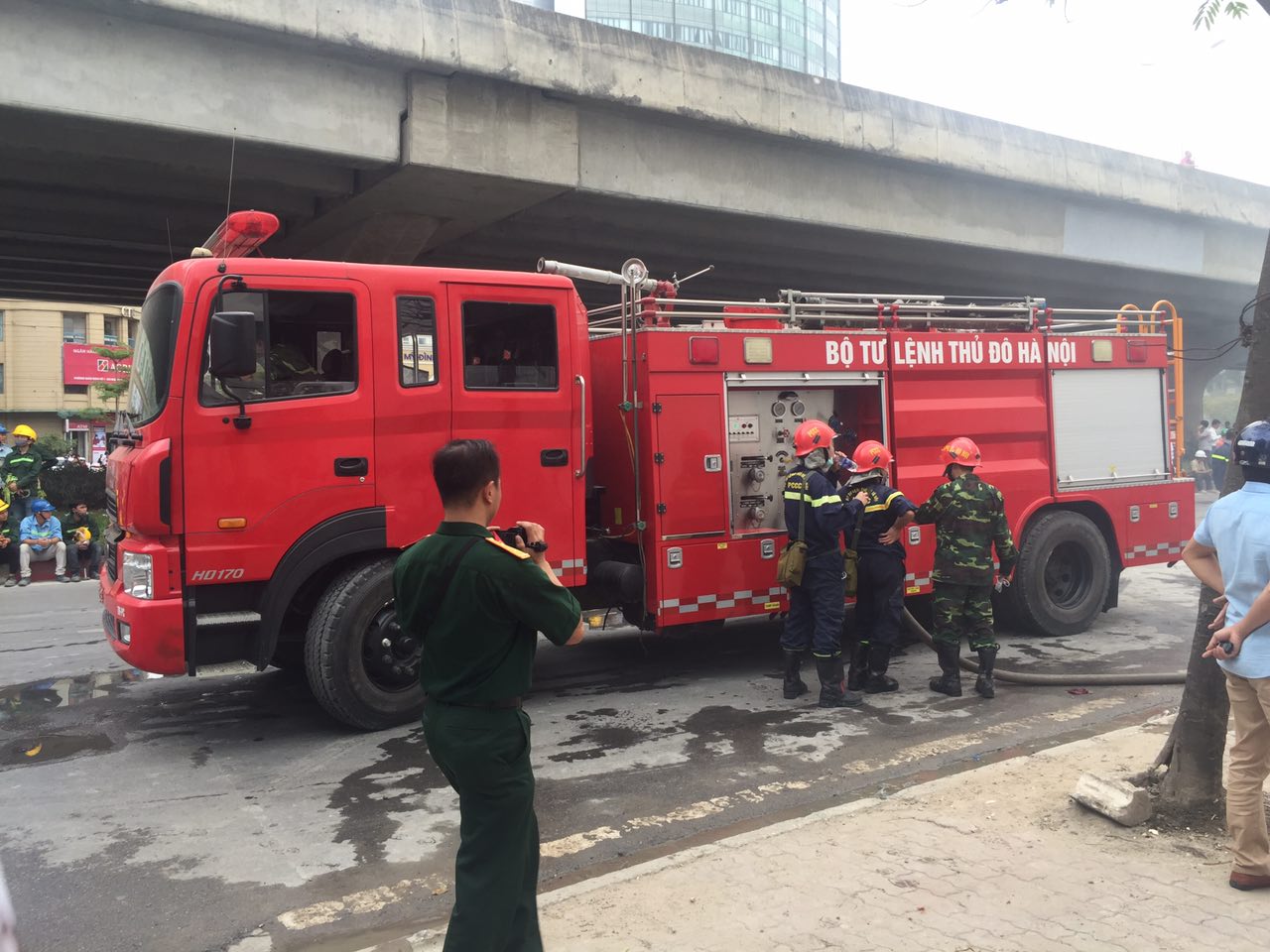Xe cứu hỏa vẫn tiếp tục được điều đến hiện trường