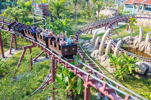 Và ngoài Queen Cobra, Sun World Danang Wonders (Asia Park) còn tới 19 trò chơi mạo hiểm khác để bạn thỏa sức khám phá, chinh phục bản thân. Hãy thử bay lên không trung với Singapore Sling hay thả mình rơi tự do cùng Golden Sky Tower.  Đặc biệt, Sun World Danang Wonders (Asia Park) đã trồng 5000 cây xanh đủ chủng loại, để đem đến một mùa hè thật sảng khoái cho du khách. Mùa hè này với Sun World Danang Wonders (Asia Park) là một mùa hè đầy cảm xúc xanh.