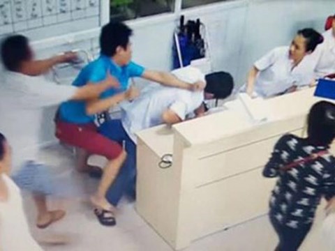 Đang nằm trên cáng cấp cứu, vùng dậy... đánh bác sĩ