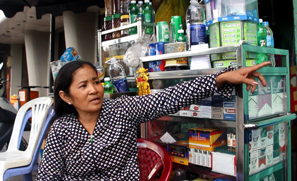 Người phụ nữ bán hàng mưu sinh hàng ngày 