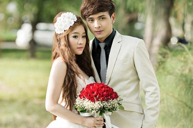 Hồ Quang Hiếu kết hôn với hot girl Ivy vào năm 2013. Tuy nhiên, phải đến đầu năm 2016, đám cưới mới bị lộ. Trước hôn lễ, Hồ Quang Hiếu và Ivy chỉ bị bắt gặp thân mật tại một trung tâm thương mại. Ảnh: Thế giới trẻ 