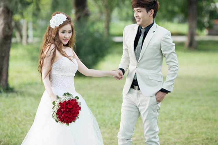  Sau hơn một năm sau đám cưới, Hồ Quang Hiếu và Ivy chia tay. Việc hẹn hò, kết hôn rồi ly hôn được giọng ca “Con bướm xuân” giấu kín trong khoảng thời gian dài. Bởi vậy, không ít fans của Hồ Quang Hiếu vô cùng sốc khi lộ thông tin. Ảnh: Thế giới trẻ 