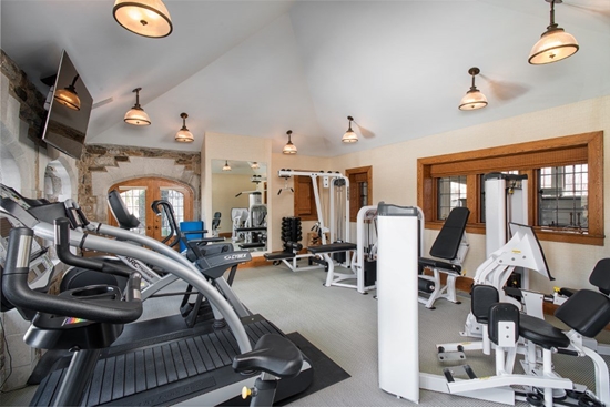 Một phòng tập gym được trang bị đầy đủ các loại máy tập