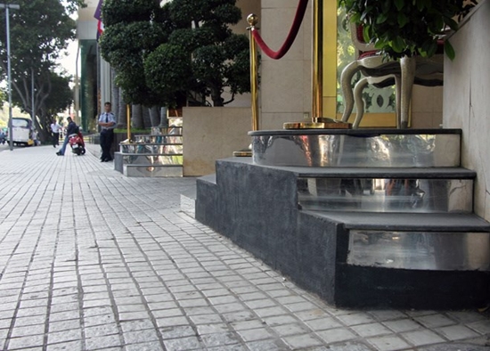 Trong báo cáo khách sạn gửi đến UBND quận 1, đơn vị này cam kết sẽ tháo dỡ toàn bộ những hạng mục lấn vỉa hè. Trong đó, 2 bậc thềm bên đường Lê Lai cũng được New World tự cho người đập bỏ, sửa chữa lại.