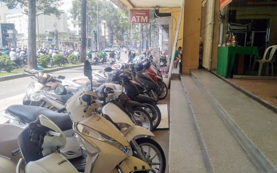 Rạp hát Công Nhân - nơi có 2 bậc tam cấp được xây thêm sau này lấn vỉa hè cũng bị quận 1 xử lý. Đơn vị chủ quản sau đó khắc phục theo đúng nguyên trạng khi ông Nguyễn Văn Hảo xây giai đoạn 1965-1960.  