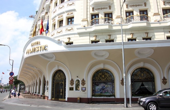 Vỉa hè khách sạn Majestic sau 4 ngày bị đoàn liên ngành quận 1 đập bỏ các tiểu cảnh, thu giữ chậu kiểng chiếm vỉa hè.
