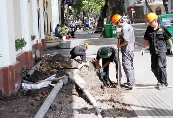 Khu vực này còn ngổn ngang ống nước, gạch đá... Trước đó, các hạng mục của khách sạn 5 sao này lấn vỉa hè khoảng 3 m trên chiều dài 30 m ở hai mặt đường Đồng Khởi và Tôn Đức Thắng.
