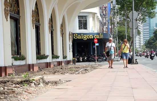 Sau gần 3 tháng lập lại trật tự vỉa hè, quận 1 nhận được kết quả tích cực và sự đồng thuận của người dân. Có 100 tuyến đường trong tổng số 134 tuyến hiện đã thông thoáng, không còn tình trạng lấn chiếm vỉa hè hay bán hàng rong.  Là địa phương đầu tiên tại TP. HCM khởi phát chiến dịch lập lại trật tự đô thị, quận 1 đã cưỡng chế nhiều công trình lớn, cơ quan công quyền; xử phạt hàng loạt ôtô biển xanh, biển đỏ, xe sang...