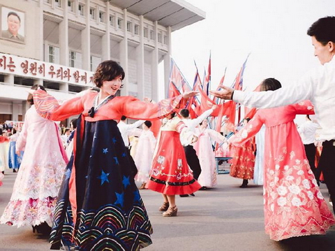 Vẻ tươi sáng khác lạ của Triều Tiên qua ống kính khách Tây