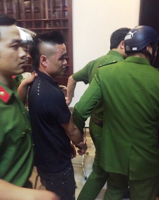 Đối tượng Tùng bị đưa về Cơ quan điều tra