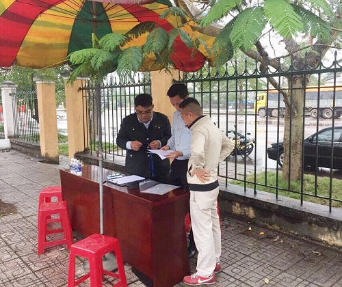 Thanh tra Sở Du lịch kiểm tra hướng dẫn viên tại trạm Kiểm tra liên hợp Km15 Móng Cái. Thanh tra Sở Du lịch kiểm tra hướng dẫn viên tại trạm Kiểm tra liên hợp Km15 Móng Cái. Ảnh: Sở Du lịch Quảng Ninh