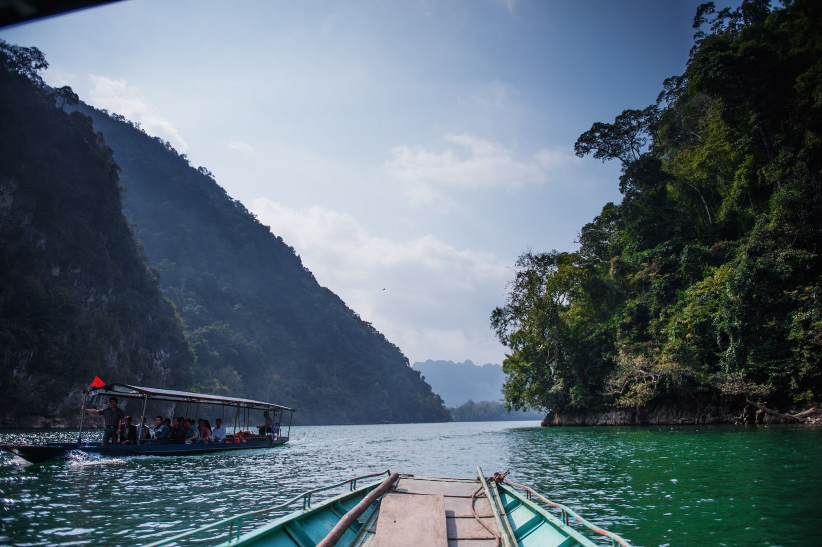 Du lịch trên hồ Ba Bể. Ảnh minh họa