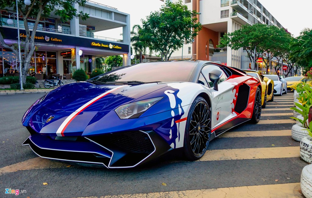 Lamborghini Aventador LP750-4 SV tại Việt Nam không chỉ nổi tiếng bởi độ hiếm mà còn gắn liền với chủ nhân Minh Nhựa, một người có tiếng trong giới chơi xe. Giá trị sau thuế của siêu xe này ước tính khoảng 35 tỷ đồng.  