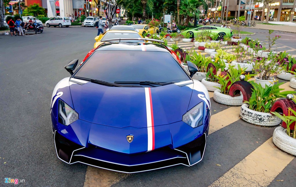 Mặc dù đang sở hữu chiếc Pagani Huayra trị giá 80 tỷ đồng, Minh Nhựa chưa một lần sử dụng siêu xe đắt nhất Việt Nam mà chỉ trưng trong hầm. Chiếc Aventador SV   được doanh nhân này thường xuyên sử dụng trong những chuyến dã ngoại cuối tuần.