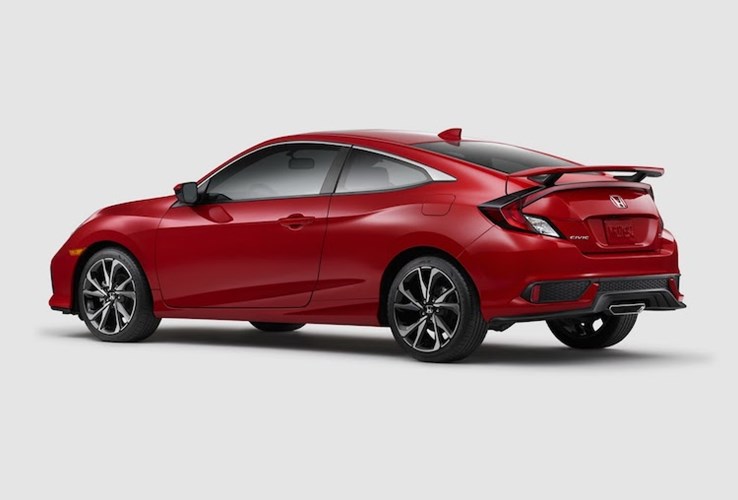 Ở hai bên thân xe, Civic Si sở hữu bộ mâm 18 inch 5 cánh kép 2 tông màu với thiết kế đẹp mắt hơn. Bao xung quanh bộ mâm là lốp 235/40 R18 thể thao, trong khi ở phía sau bánh trước là hệ thống phanh đĩa với đường kính lên tới 12,3 inch.