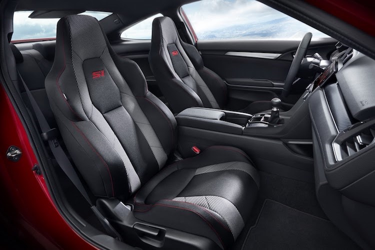 Thay đổi dễ nhận ra nhất của Civic Si bên trong nội thất đó là cặp ghế ngồi trước thể thao với các đường chỉ đỏ tương phản cùng bệ cần số bọc da và tay nắm sô bằng nhôm. Khó nhận ra hơn một chút là các đường chỉ đỏ tương phản thêu trên ốp cửa, vô-lăng và bộ pedal thể thao bằng nhôm với vân nổi chống trượt chân.
