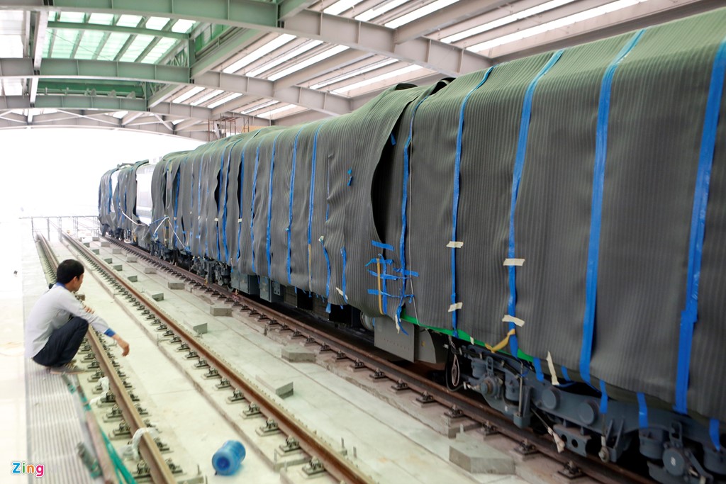 Tàu gồm 4 toa, tổng chiều dài khoảng 90 m, trong đó có 2 toa ngắn và 2 toa dài.