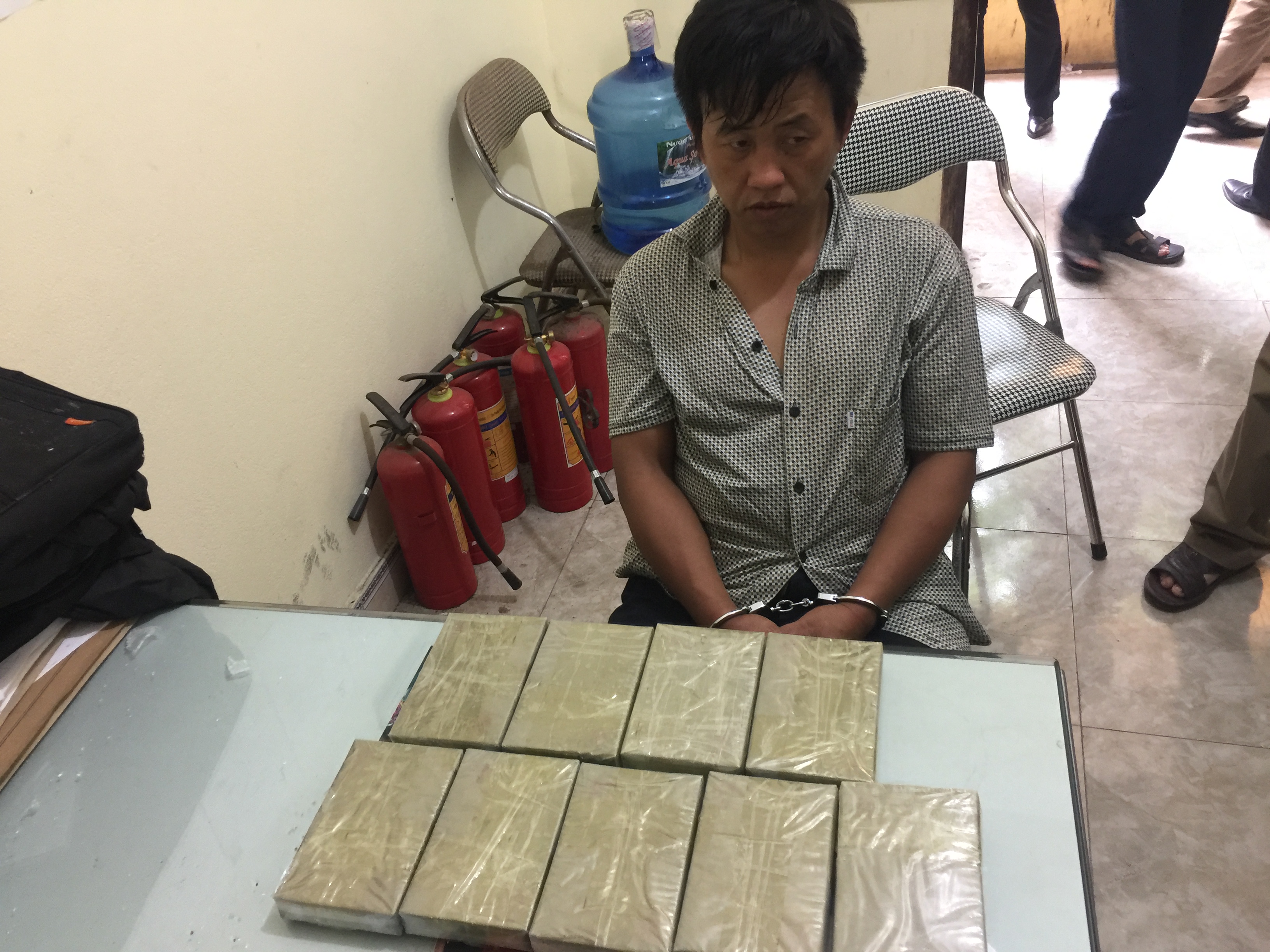 Bắt đối tượng vận chuyển 9 bánh Heroin cho người không quen biết