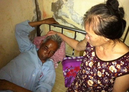 Truy tìm hai cô gái đâm cụ ông bị thương rồi chở ra thả ở nghĩa trang
