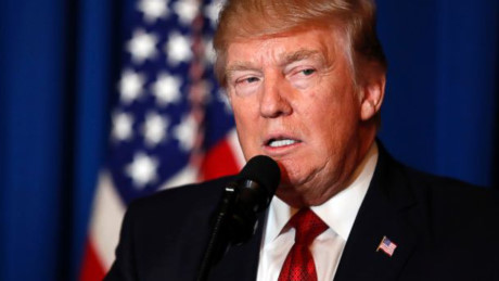 Ông Trump nói gì khi xem video hành khách bị lôi khỏi máy bay?