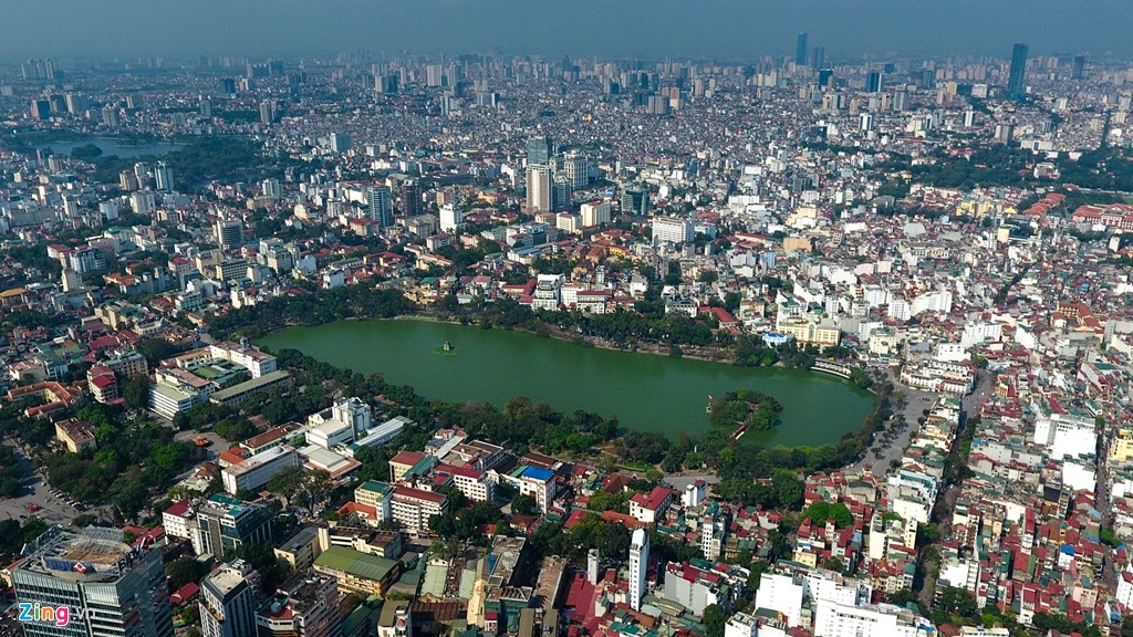 Khu vực nội thành Hà Nội có hàng chục hồ nước tự nhiên lớn nhỏ khác nhau, trong đó một số hồ là biểu tượng của thủ đô và là điểm du lịch nổi tiếng. Trong ảnh là hồ Hoàn Kiếm (còn gọi là hồ Gươm thuộc quận Hoàn Kiếm) rộng 12 ha, được coi là trái tim của Hà Nội. Do nước hồ bốn mùa xanh nên hồ còn có tên là Lục Thủy Nguyên. Trong lịch sử, nơi đây được lấy làm chỗ cho thủy quân luyện tập nên còn được gọi là hồ Thủy Quân. Xung quanh hồ là các phố trung tâm thủ đô như Đinh Tiên Hoàng, Hàng Khay, Lê Thái Tổ.