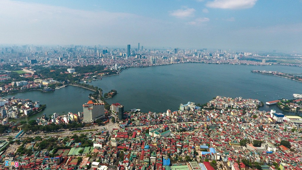 Khu vực nội thành Hà Nội có hàng chục hồ nước tự nhiên lớn nhỏ khác nhau, trong đó một số hồ là biểu tượng của thủ đô và là điểm du lịch nổi tiếng. Trong ảnh là hồ Hoàn Kiếm (còn gọi là hồ Gươm thuộc quận Hoàn Kiếm) rộng 12 ha, được coi là trái tim của Hà Nội. Do nước hồ bốn mùa xanh nên hồ còn có tên là Lục Thủy Nguyên. Trong lịch sử, nơi đây được lấy làm chỗ cho thủy quân luyện tập nên còn được gọi là hồ Thủy Quân. Xung quanh hồ là các phố trung tâm thủ đô như Đinh Tiên Hoàng, Hàng Khay, Lê Thái Tổ.