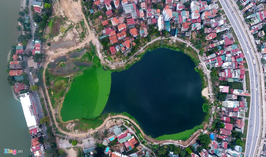 Hồ Quảng Bá (quận Tây Hồ) là một trong những hồ có diện tích nhỏ nhất nội đô, là một phần nhỏ bị chia cắt của hồ Tây qua đường Quảng Bá.