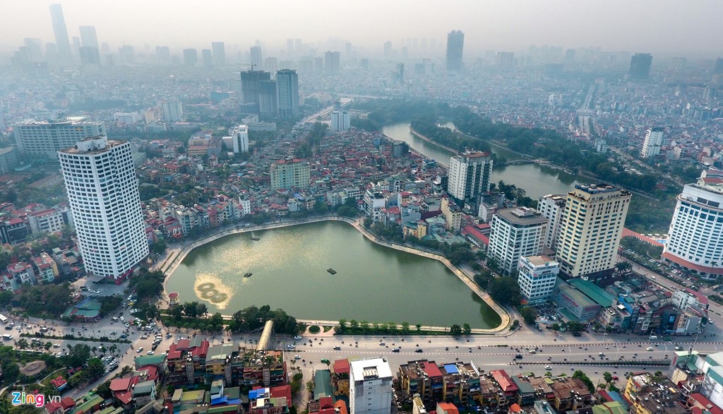 Hồ Ngọc Khánh có diện tích 3,6 ha, nằm trên địa bàn phường Ngọc Khánh, quận Ba Đình, bao quanh là hai tuyến phố Nguyễn Chí Thanh, Phạm Huy Thông. Hồ được cải tạo từ những năm 90, ban đầu vốn chỉ là vùng đầm lầy, ruộng trũng.