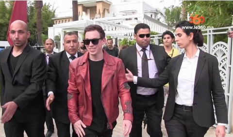 Hardwell và các vệ sĩ khi tham dự sự kiện