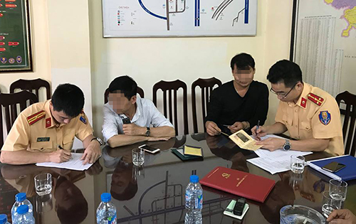 2 trong 4 tài xế xe chở rác tại trụ sở cảnh sát giao thông. Ảnh: Sơn Dương